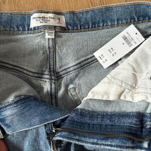 NWT Abercrombie and Fitch Curve Love Mom Short 4"Inseam Size 29 Medium Wash